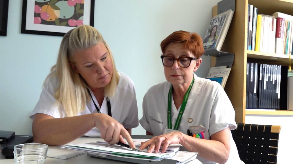 Anneli Pettersson Noréus och Ella Loh tittar på ett schema.
