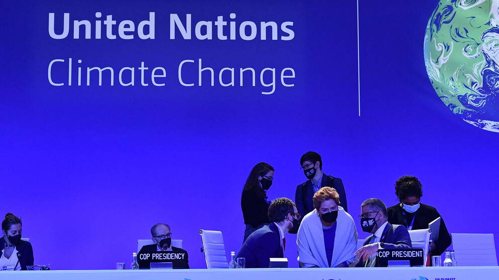 COP26-presidenten Alok Sharma i samtal med mötesdelegater.