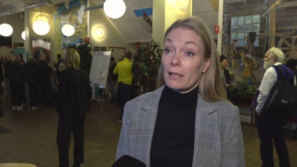 Åsa Allan, vice vd för Kaunis iron, i grå kostym och svart skjorta.
