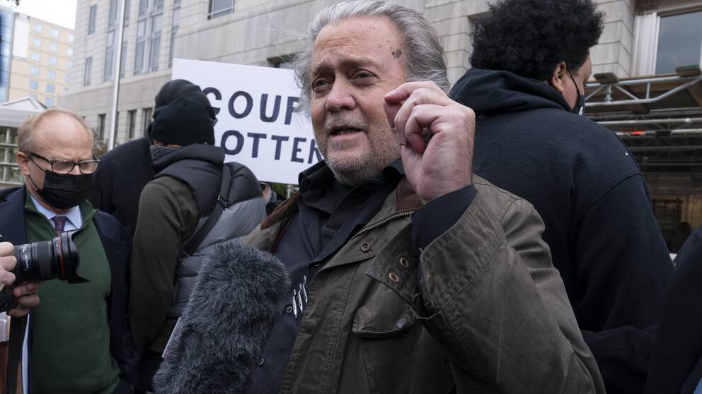Vita husets tidigare chefsstrateg Steve Bannon anländer till FBI:s kontor i Washington.