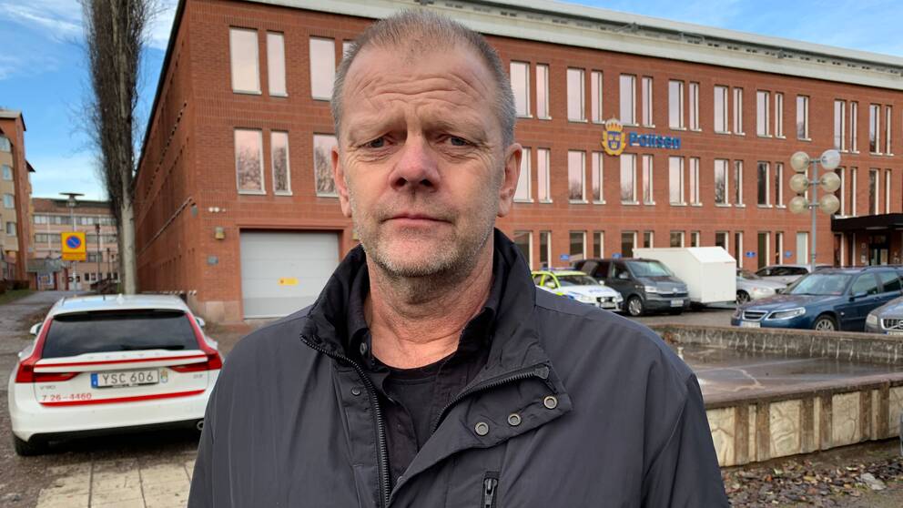 Kommissarien Ola Pettersson framför polishuset i Borlänge