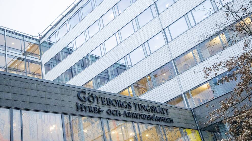 Mannen begärdes idag häktad vid Göteborgs tingsrätt misstänkt för att ha kontaktat flickan för att träffa henne i sexuellt syfte.