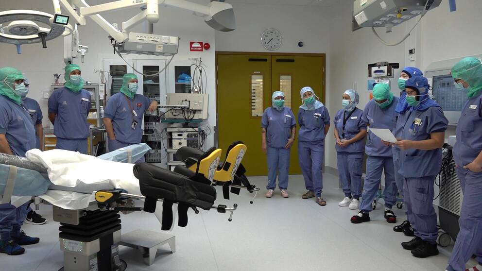 Operationspersonal samlad i en operationssal på Karolinska solna