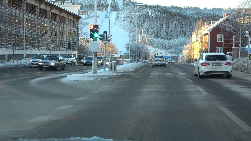Bilar på E4 i centrala Örnsköldsvik
