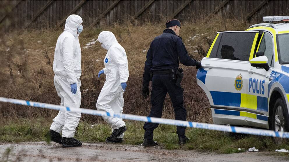 Polisens kriminaltekniker på plats vid en bostad i skånska Åkarp där en kvinna har hittats död på fredagen. En man har gripits och anhållits för mord. Arkivbild.