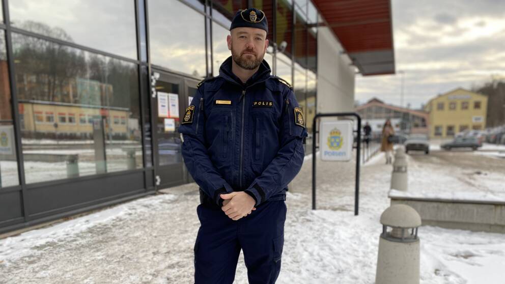 Polisen Calle Kos står i uniform utanför polishuset i Södertälje.