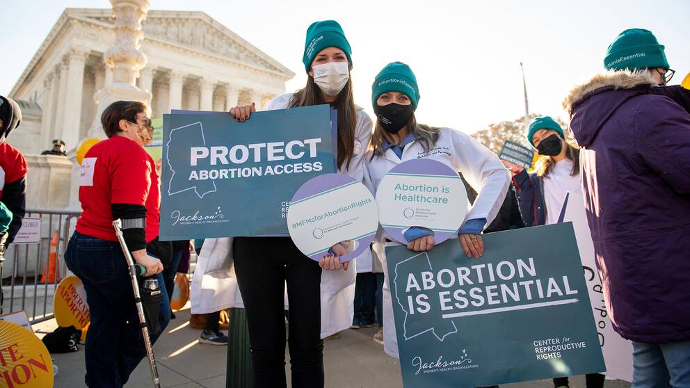 Förespråkare för rätten till abort demonstrerar utanför Högsta domstolen.