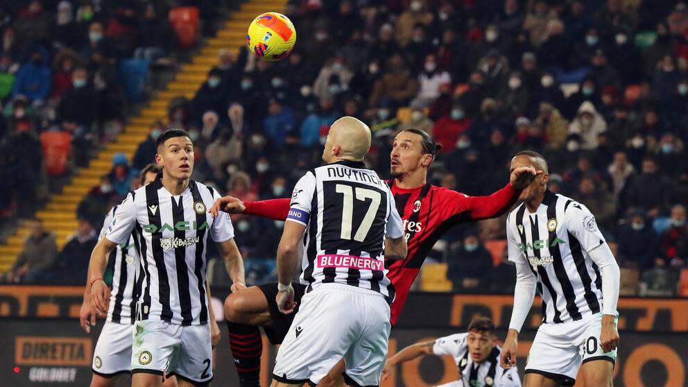 Här kvitterar Zlatan med konstspark mellan Udinese-spelarna.
