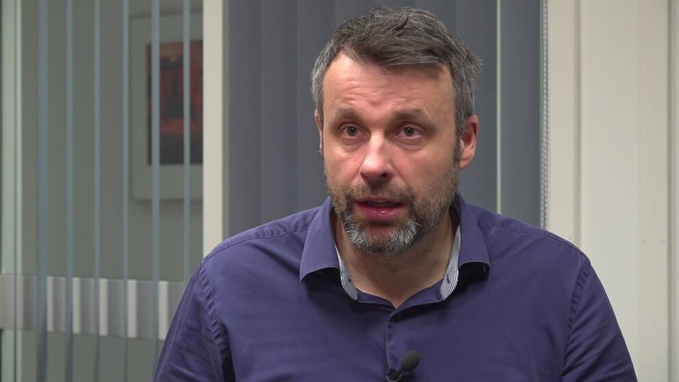 Örjan Jervidal, klädd i blå skjorta. Gråsprängt hår och gråsprängt skägg.