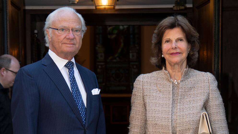 Kung Carl Gustaf och drottning Silvia och 