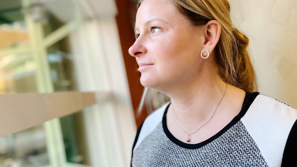 Anna Thörnqvist, ANDTS och psykisk hälsa i Motala kommun är med och tar fram en handlingsplan för suicidprevention. Hon står i kommunhuset och blickar ut genom fönstret. 