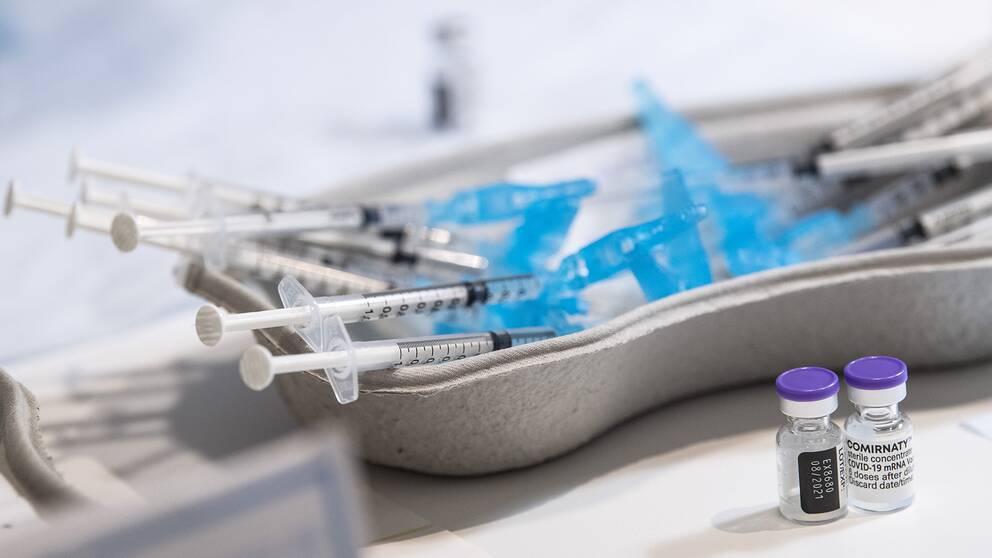 Sprutor med covid-19 vaccinet Comirnaty från Pfizer-BioNTech.