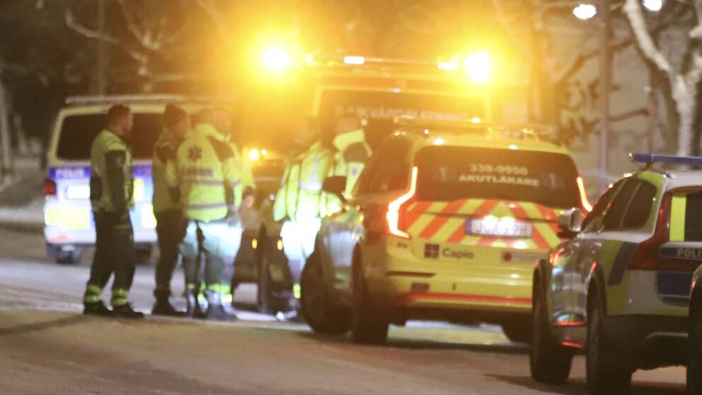 Polis och räddningstjänst på plats i Jakobsberg efter att en man skottskadats.