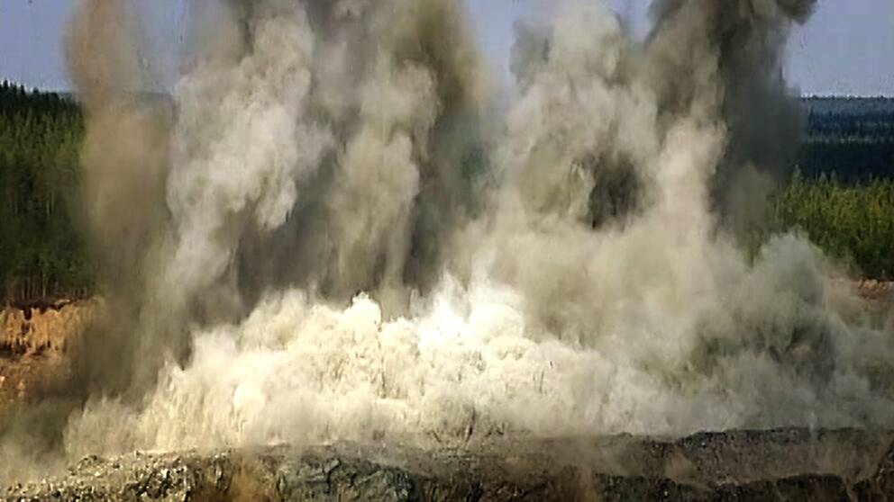 En explosion där rök och jord flyger i luften.