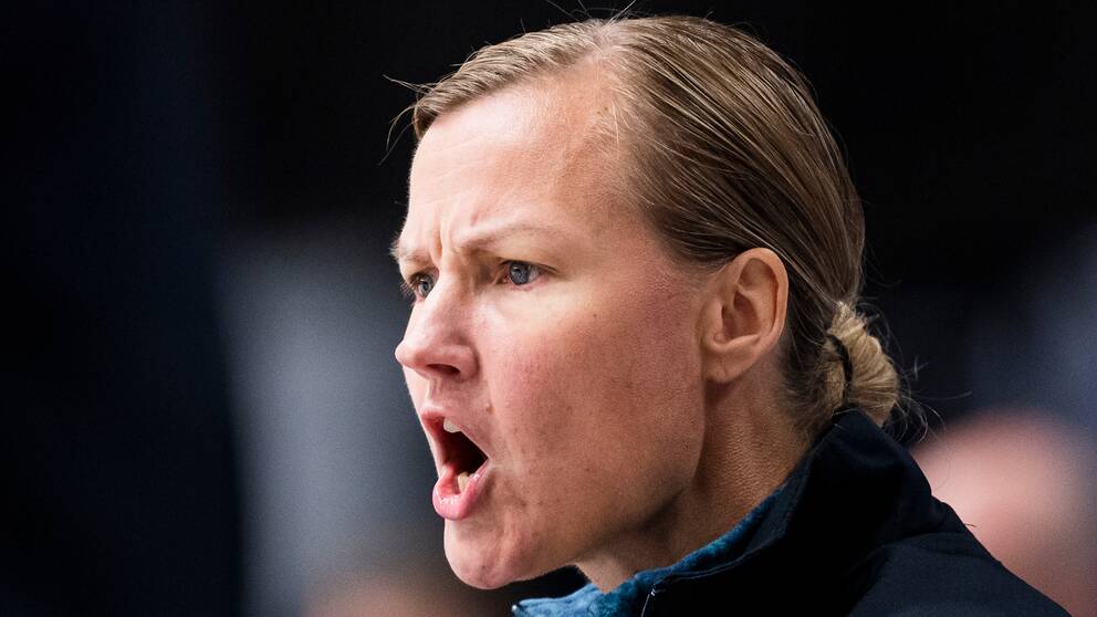 Göteborgs tränare Heini Lundin under ishockeymatchen i SDHL mellan Djurgården och Göteborg den 12 september 2021 i Stockholm.