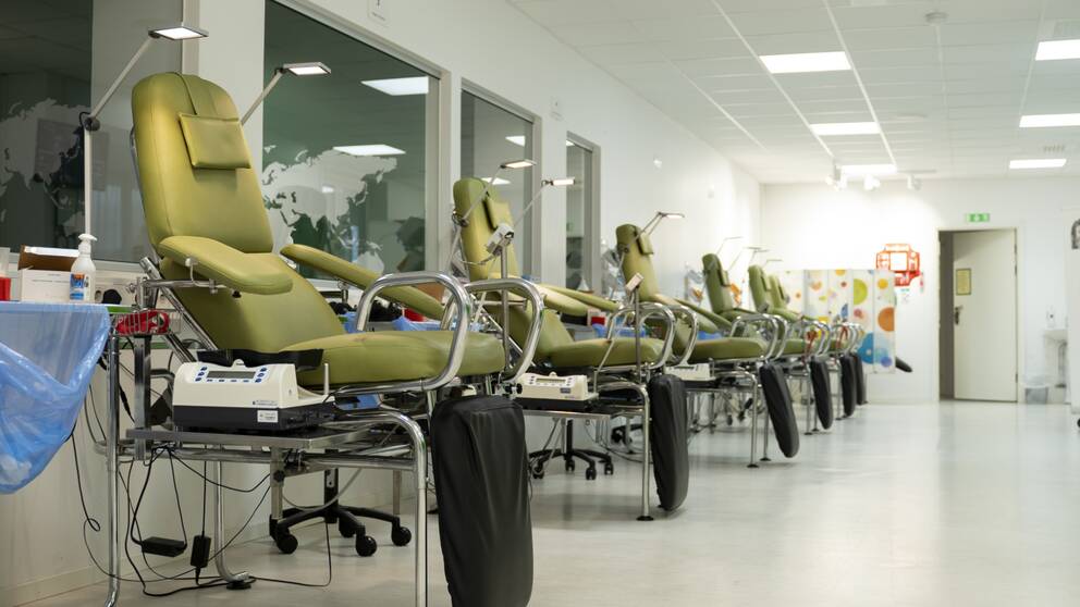 Bilden visar en rad med tomma stolar i en lokal för blodgivning. 