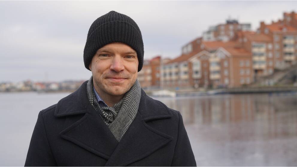 På bilden syns Niklas Carlsson som är projektledare för Expo Karlskrona och Expo25. Han står i hamnen och hus och vatten syns i bakgrunden.