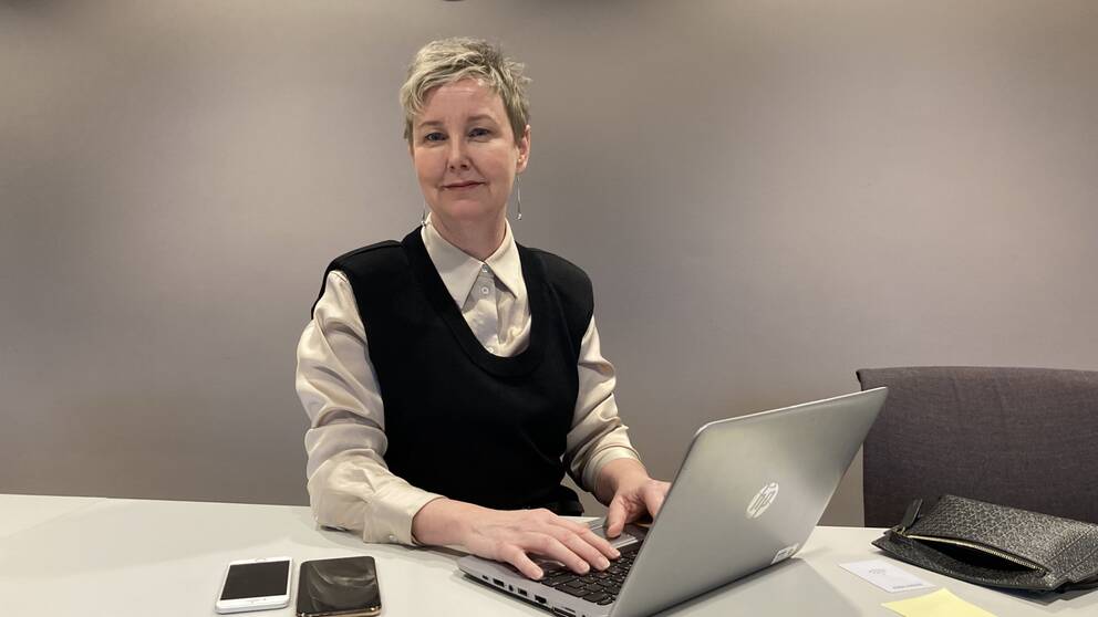 Skoldirektören i Karlstad Maria Kjällström sitter vid en dator