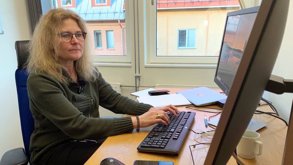Civila utredaren Margareta Andersson arbetar vid en dator
