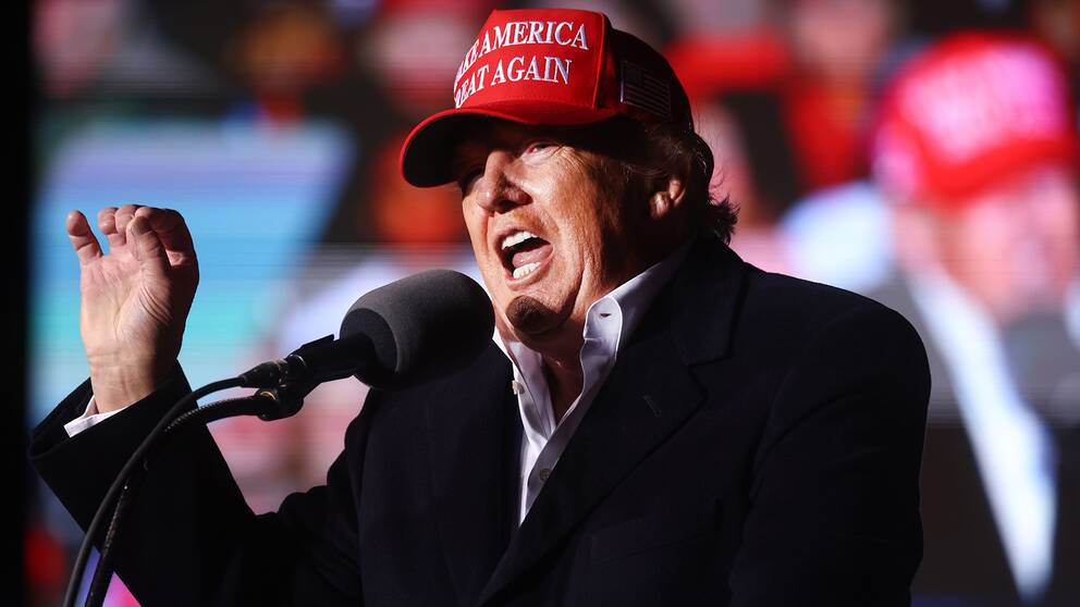 Tidigare amerikanska presidenten Donald Trump talar vid en demonstration vid Canyon Moon Ranch festivalområde den 15 januari 2022 i Florens, Arizona.