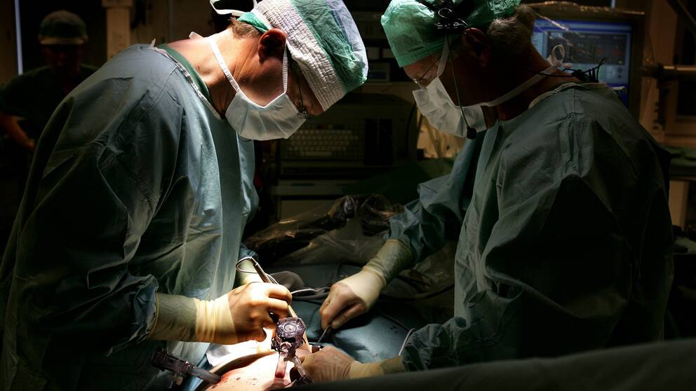 Läkare igång med en transplantation.