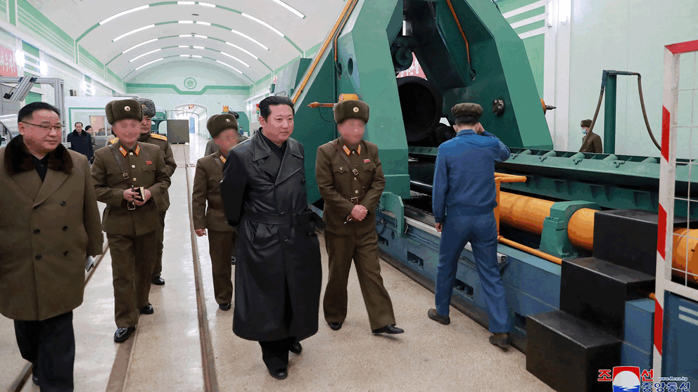 Nordkoreas diktator Kim Jong Un i en vapenfabrik. Vissa ansikten är anonymiserade innan  statskontrollerade KCNA distribuerade fotot.  