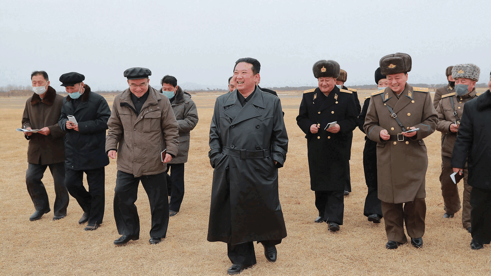 Nordkoreas ledare Kim Jong Un vid en inspektion av en energianläggning i Hamju i Nordkorea. Fotot distribuerat av statkontrollerade KCNA. 