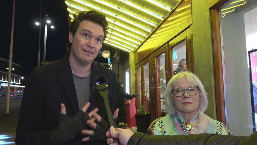 Regissören Thomas Jacksson och bildkonstnären Britta Marakatt Labba under filmpremiären.