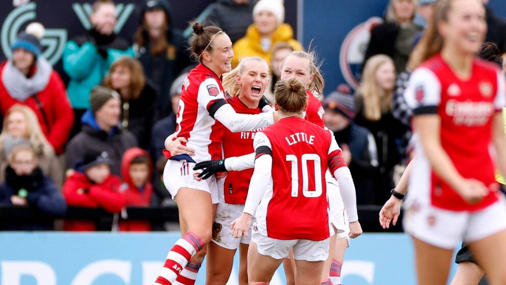 Stina Blackstenius jublar med lagkamraterna.