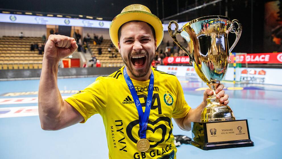 Sebastian Karlsson med segerpokalen.