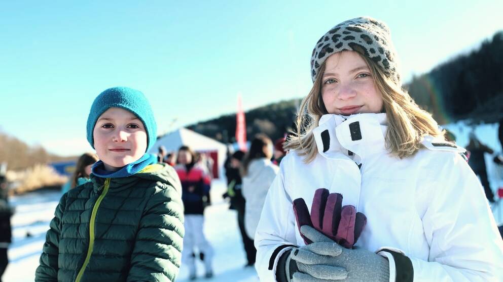 Nils Magnusson och Ebba Brolin från Råsslaskolan åker skidor för första gången i Alla på snön. 