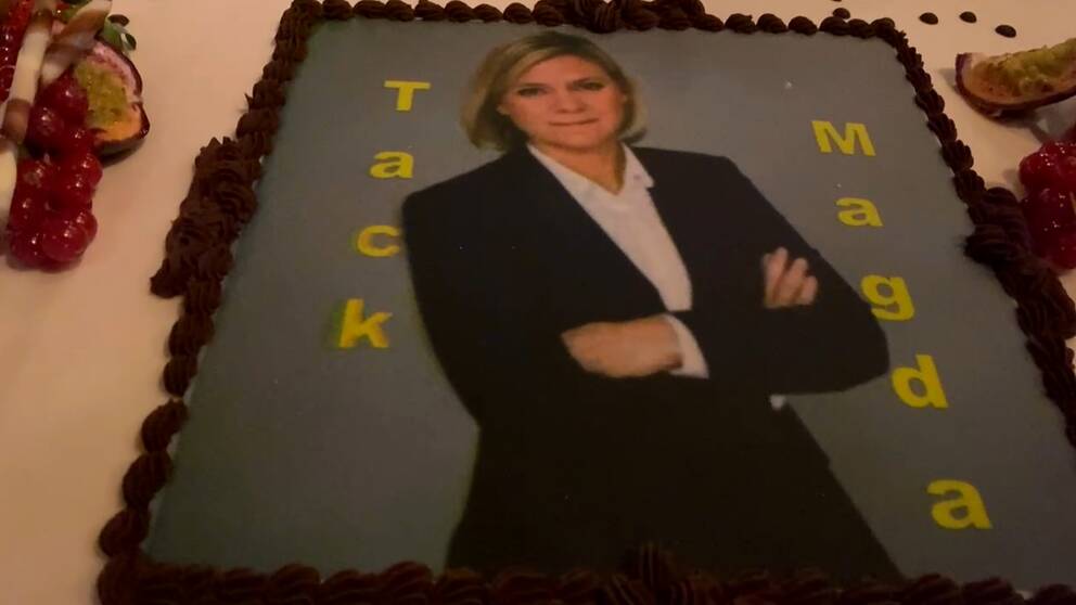 närbild på en tårta med bild på statsministern och texten ”Tack Magda”