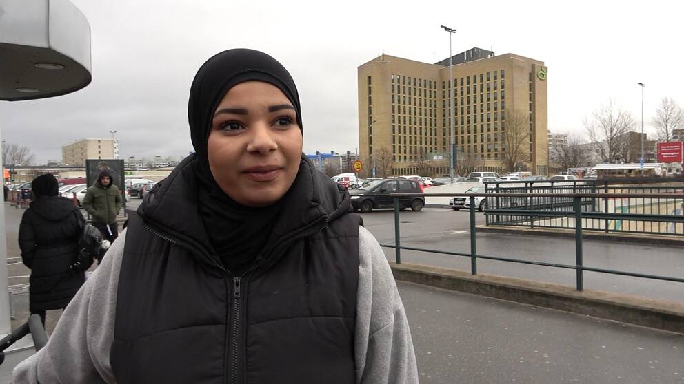 Amira Khattab står utanför Rosengårds centrum.