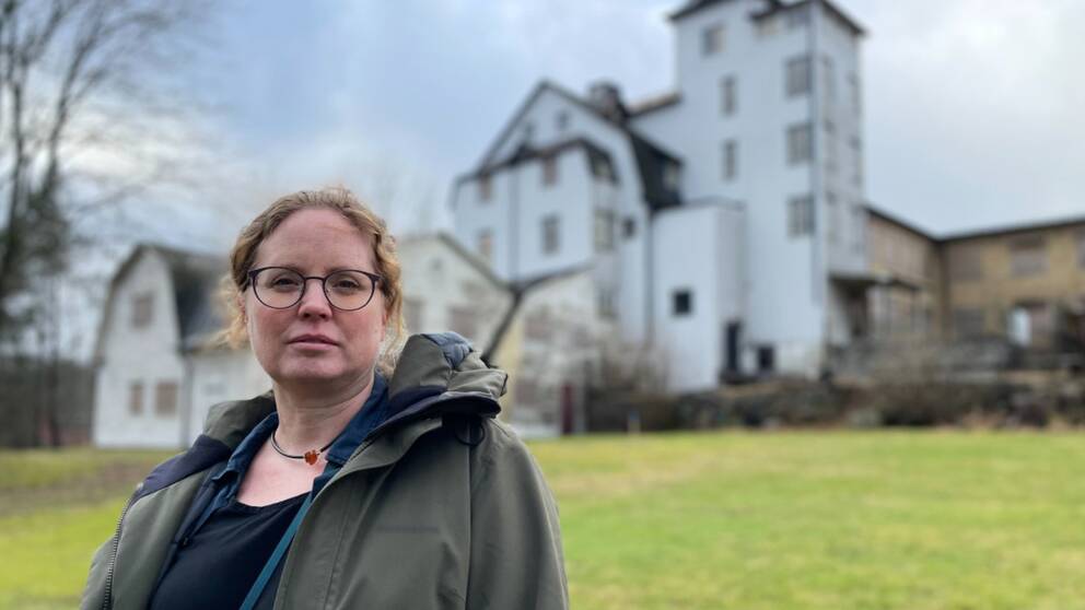 Kvinna framför Hvita Korset i Älmhult.