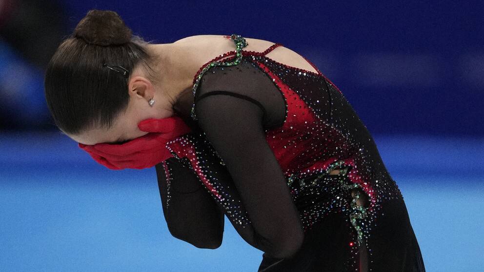 Kamila Valieva brast ut i gråt efter att ha fallit flera gånger under det fria programmet i OS. Ryskan slutade fyra i finalen.
