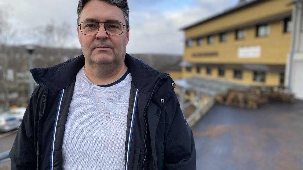 Anders Forsberg framför kommunhuset i Bengtsfors.