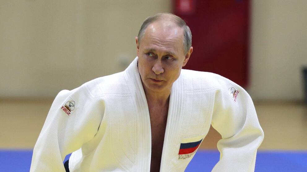 Vladimir Putin fråntas sitt svarta bälte.