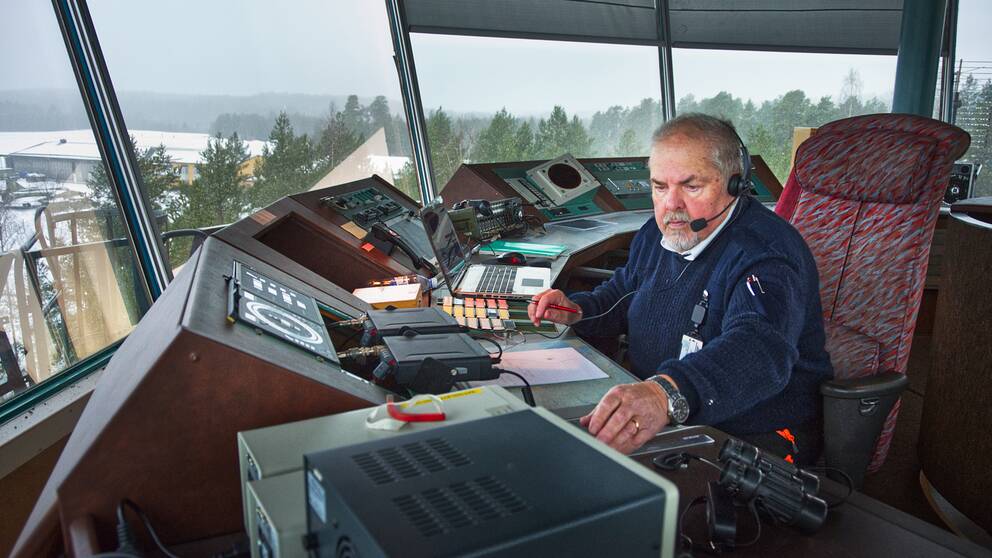 Flygplatschefen Sture Westberg i flygledartornet i Söderhamn.
