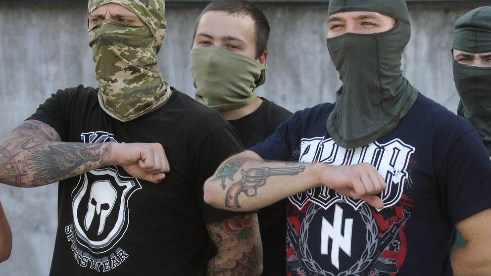 Medlemmar i Azov under 2015. Mannen till höger har en symbol som påminner om den nazistiska symbolen Varghaken. 