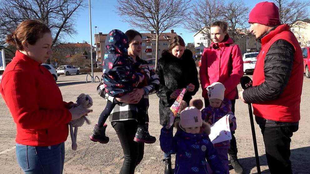 Bild på mammor med barn som flytt från Ukraina. Intill dem står SVT:s reporter Niko Ago.
