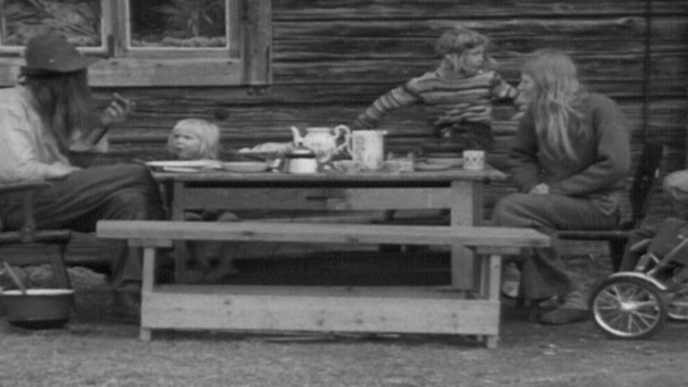 Familjen Bergström/Tejle dricker förmiddagskaffe på Taråberg