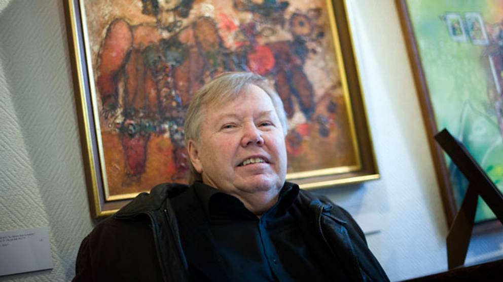 Bert Karlsson öppnar asylhem i Skara | SVT Nyheter