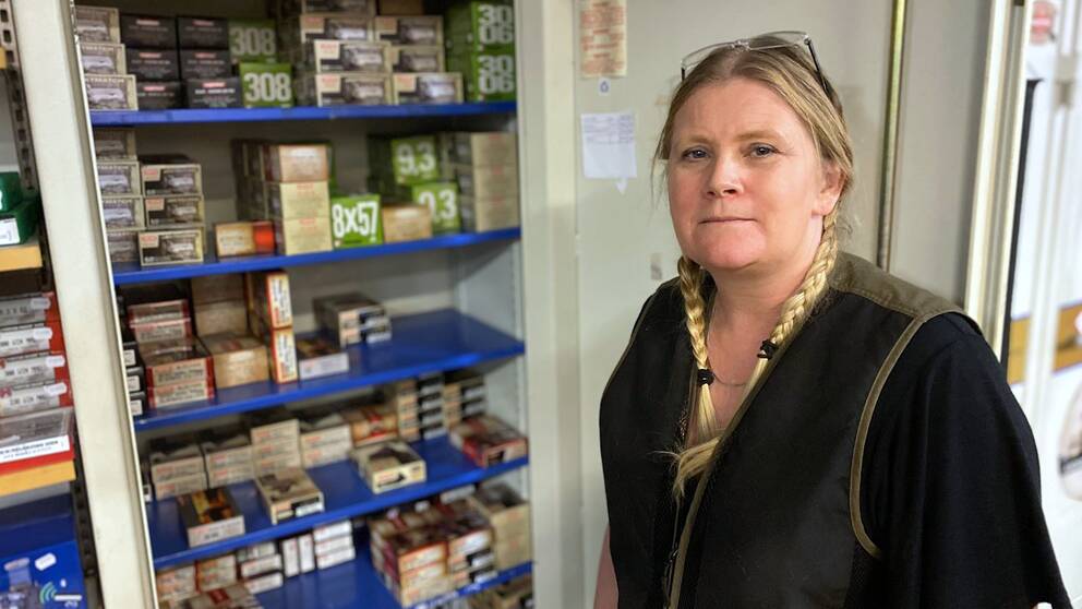 Kvinna framför ett förvaringsskåp med ammunition