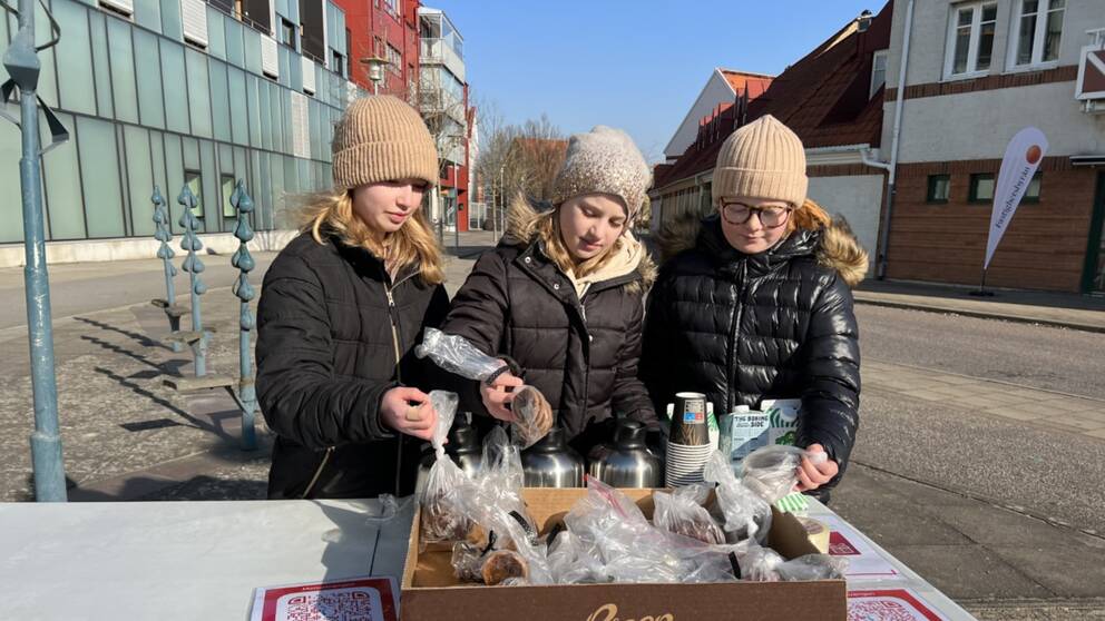 Vera Templing, Bella Klingstedt och Ellen Pramryd säljer kakor till förmån för flyktingbarn från Ukraina.