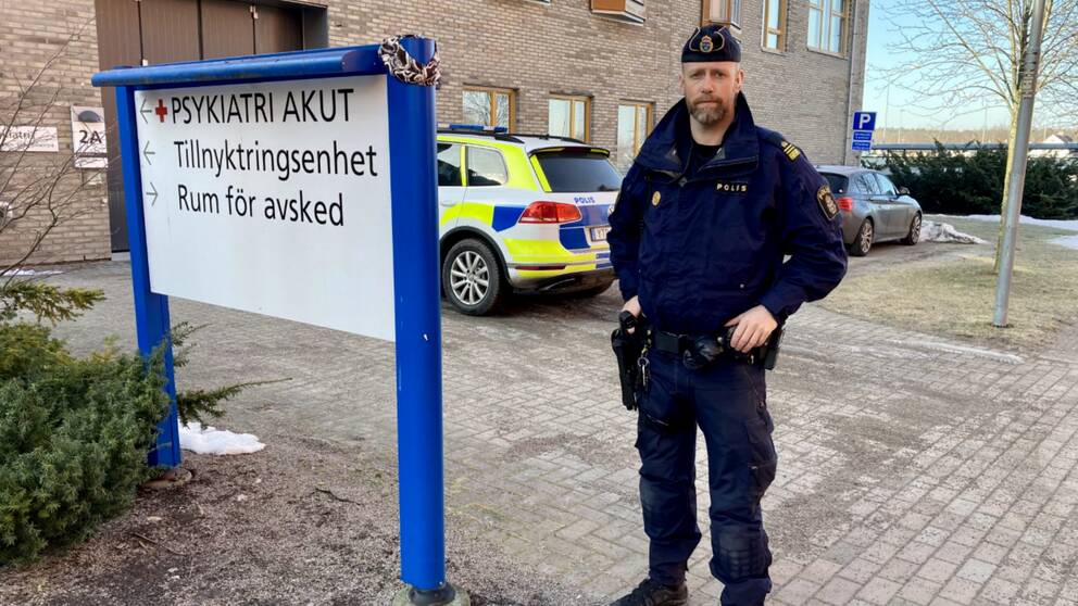 Polisen Anders Johansson utanför Psykiatrins akutmottagning i Karlstad.