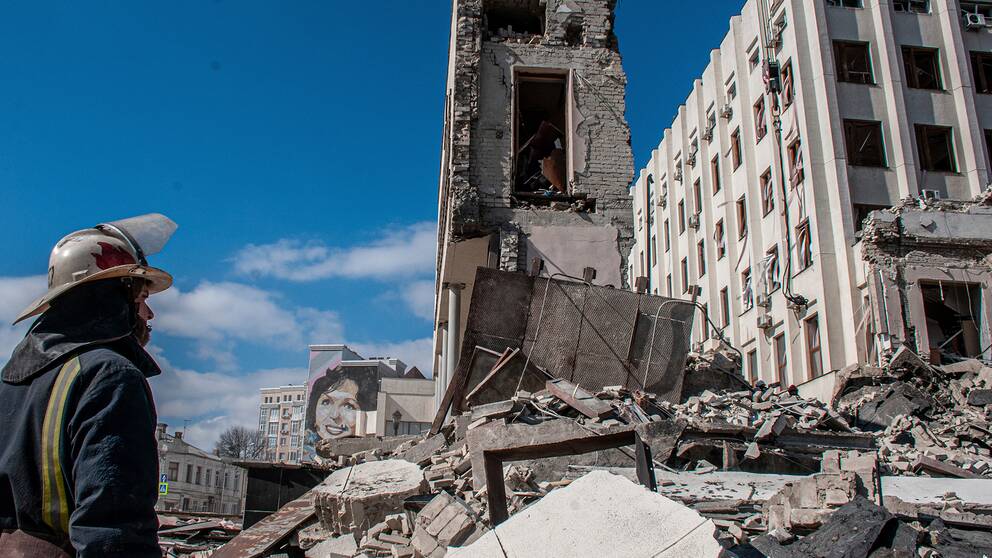 På bilden en bombad myndighetsbyggnad i Charkiv, Ukraina.