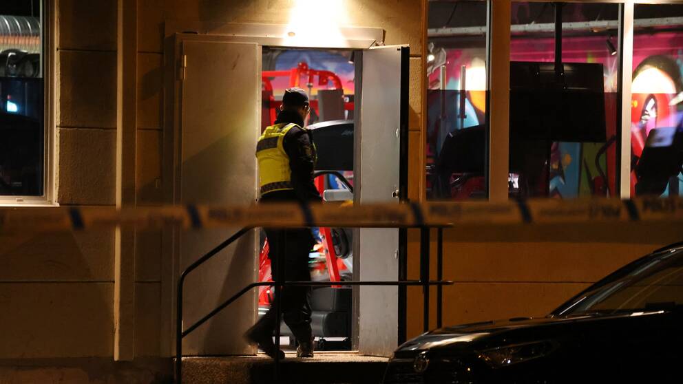 Vid en skottlossning i Lidköping under söndagskvällen hade flera kulor avlossats varav några gick genom väggen till ett intilliggande gym.