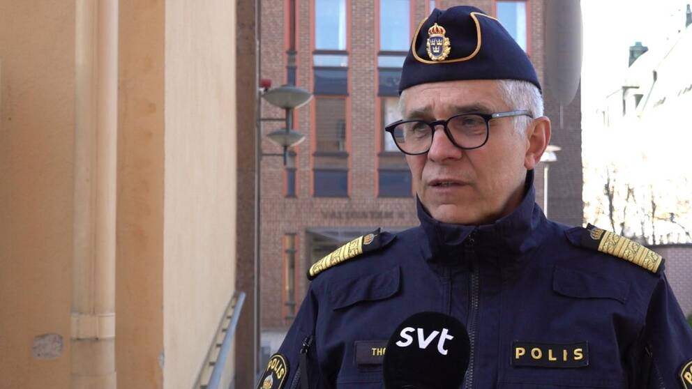 Rikspolischef Anders Thornberg pratar i en SVT-mikrofon utomhus. Han har polisuniform på sig.