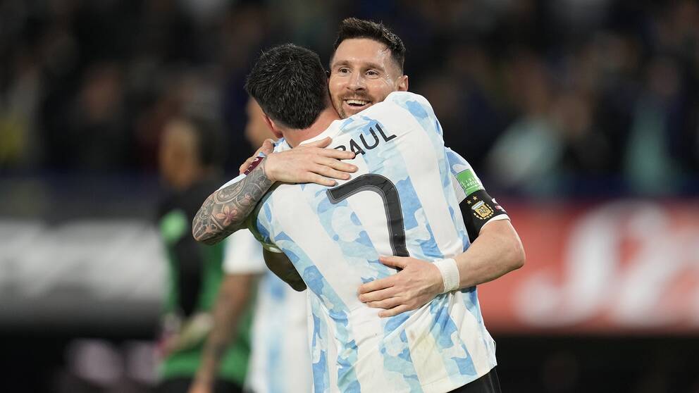 Lionel Messi jublar efter sitt mål.