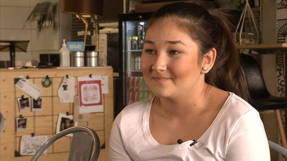 Zarah Barati med ett litet leende